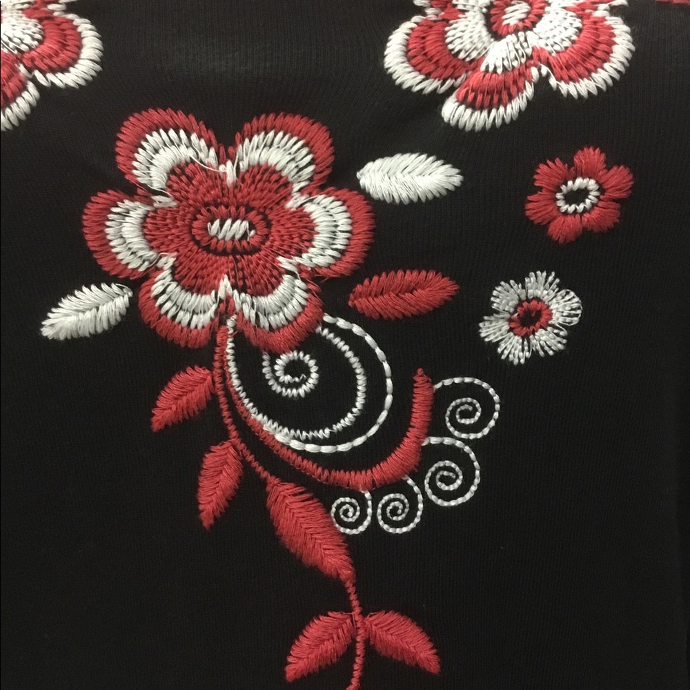 Embroidered blouse. - Picture 2 of 9